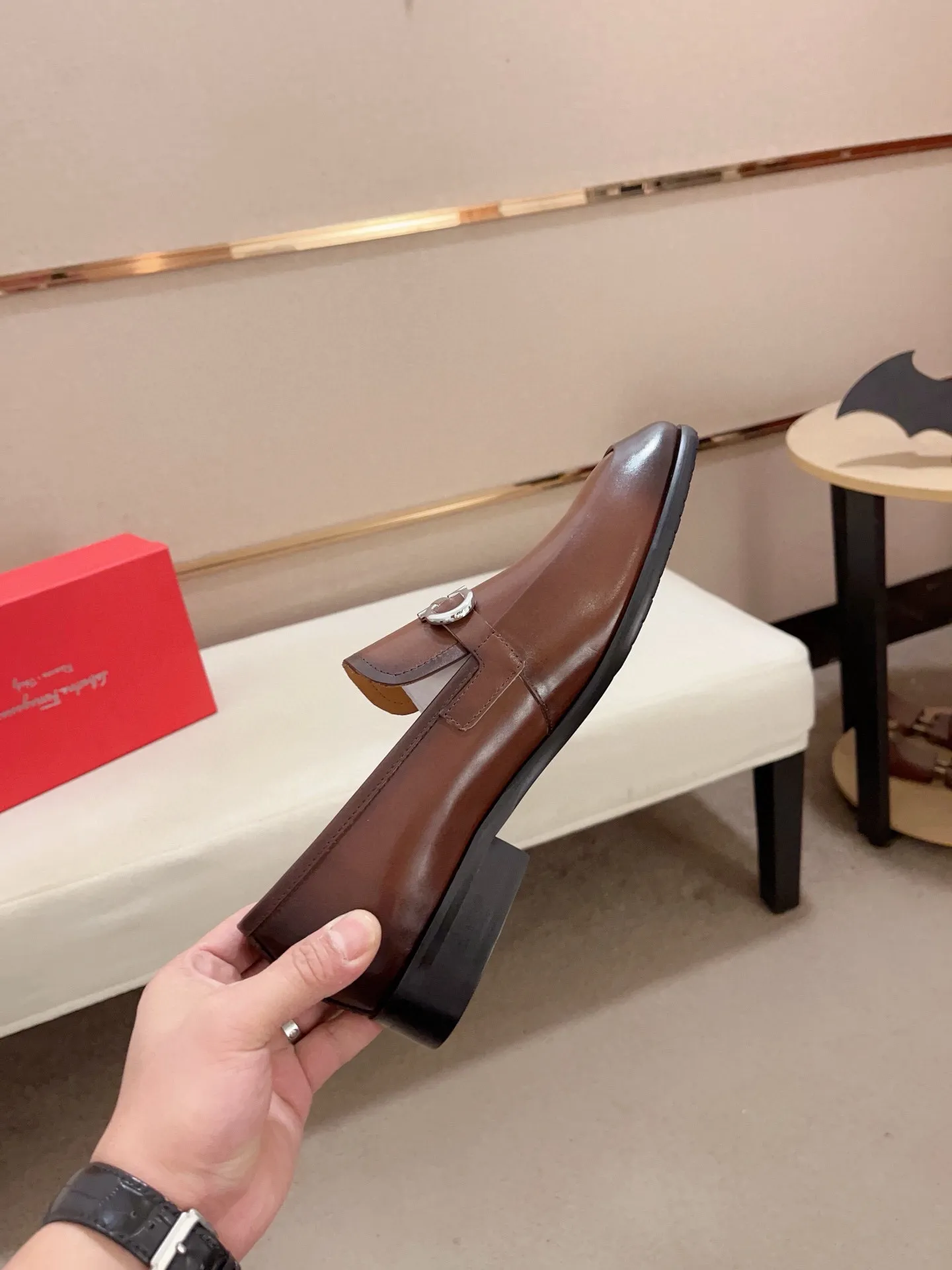 Men's shoes💰: 540💰 High version Ferragamo quality! 🆕🆕Exclusive hot-selling products in stock🔥🔥New products on the shelves, high-quality shoes, high-end driving shoes, with complete packaging! 💪 💪 Material: imported patented cowhide 🐂 + imported high-quality water-dyed cowhide lining + wear-resistant outsole 👍🏻👍🏻 Features: high-end and comfortable, purely handmade 🚀 🚀 Create the perfect shoes that suit you best 🔥 🔥 Size: (38-44) Can be customized 45 non-returnable!